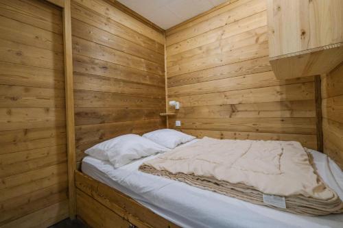 レ・メニュアールにあるWooden paradise / 6 personsの木製の壁のドミトリールーム(ベッド1台)