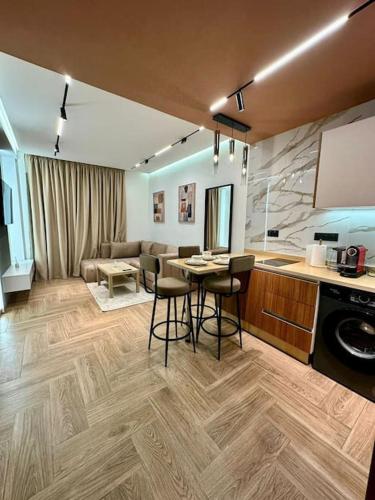 uma sala de estar com um sofá, uma mesa e cadeiras em Centrico 5 Tanger Bendiban em Tânger