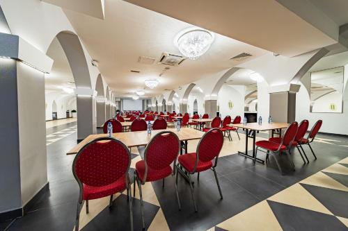 a dining room with tables and red chairs at Hotel Fero Express POKOJE KLIMATYZOWANE AC in Kraków