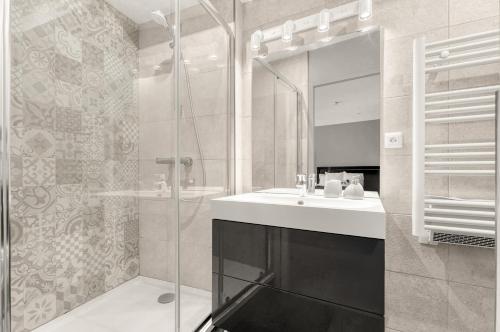 une salle de bain avec un lavabo et une douche dans l'établissement La Perle Colombette- Studio Élégant - Hyper Centre, à Toulouse