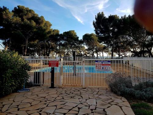 une porte en face d'une piscine dans l'établissement Studio les pieds dans l'eau dans résidence front de mer avec piscines, tennis, plage privée, à Bandol