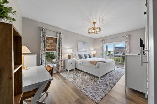 Giường trong phòng chung tại Carolina Breeze Carolina Beach Condo