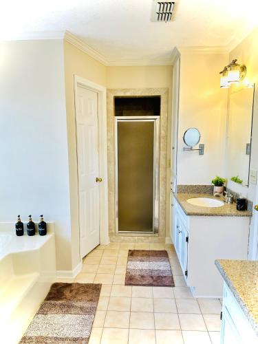 Kuchyň nebo kuchyňský kout v ubytování Elegant cozy Master Suite, MGM!