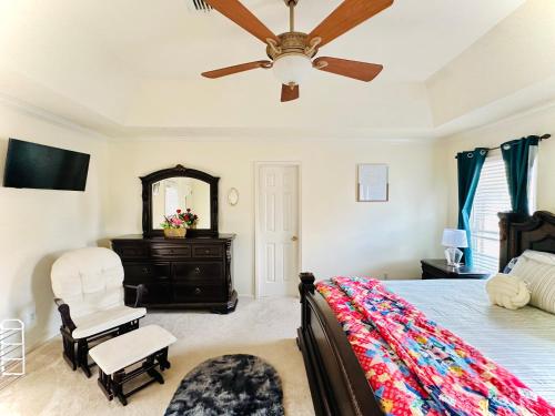 Postel nebo postele na pokoji v ubytování Elegant cozy Master Suite, MGM!