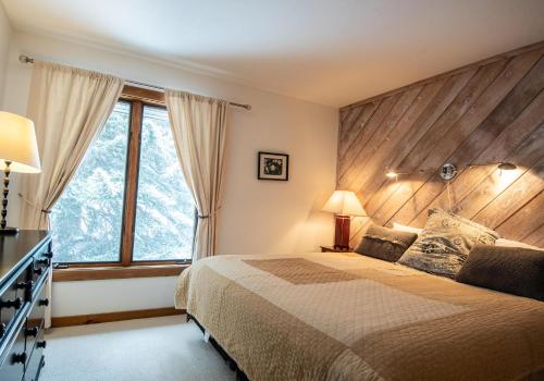 a bedroom with a large bed and a large window at Fairway Nine Condo 4322 in Sun Valley