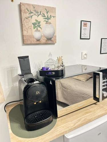 une cafetière noire assise sur un bureau dans l'établissement Studio confort Paris centre, à Paris