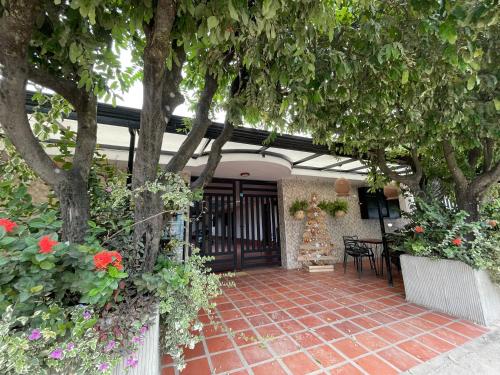 Un jardín fuera de Hotel BJ Curumani