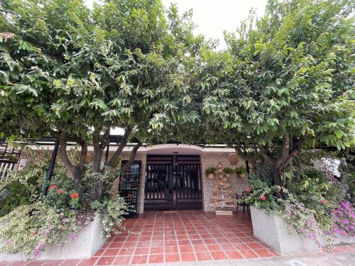 Un jardín fuera de Hotel BJ Curumani