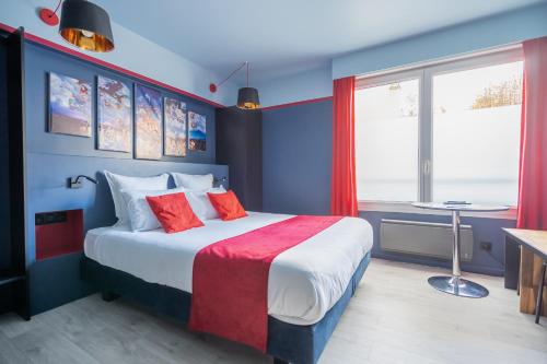 a bedroom with a large bed with red and blue walls at Disney 'Xperience - Parc 10 min - 3pers in Esbly