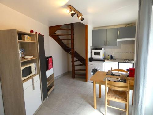 une petite cuisine avec une table et une salle à manger dans l'établissement Maison en triplex au centre-ville de Cherbourg, à Cherbourg en Cotentin