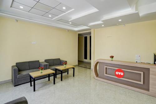 Ein Sitzbereich in der Unterkunft Hotel O MT Stays 1