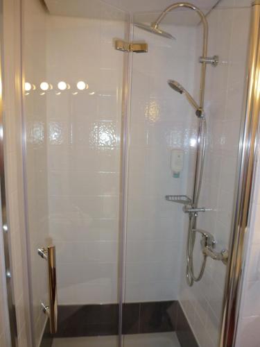 a bathroom with a shower with a glass door at Hotel Wildunger Hof mit Gemeinschaftsküche in Bad Wildungen