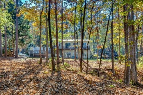 Κήπος έξω από το Waterfront Martin Home with Fire Pit and Large Deck