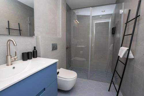 Un baño con ducha, inodoro y lavabo. en Luxury Studio Beach Flat 527, en Tel Aviv