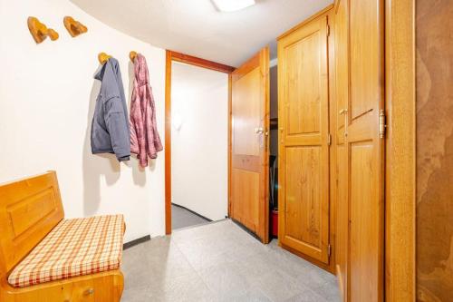 a room with a closet and a bench and a door at Cervino View, Ski-In and WiFi! in Breuil-Cervinia