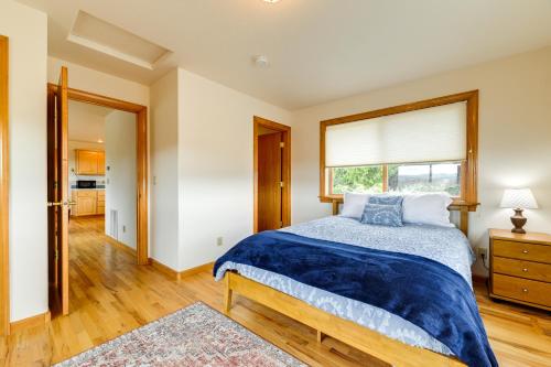 Ένα ή περισσότερα κρεβάτια σε δωμάτιο στο Romantic Vineyard Getaway in Oakland Mtn Views!