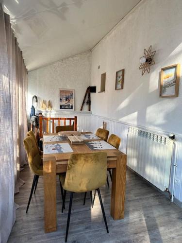 une salle à manger avec une table et des chaises en bois dans l'établissement Maison Bolquere 3 chambres, à Bolquère-Pyrénées 2000