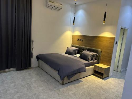 Postel nebo postele na pokoji v ubytování JAYZ Shortlet Apartment