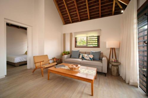 Ruang duduk di Moorea Beach Villas