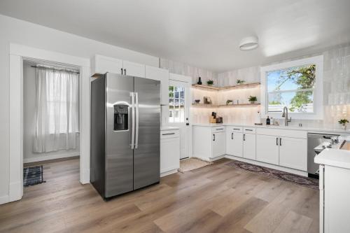 Køkken eller tekøkken på Newly Renovated Villa in Central Spokane