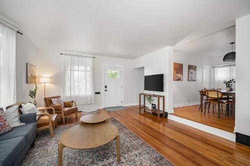 Et tv og/eller underholdning på Newly Renovated Villa in Central Spokane