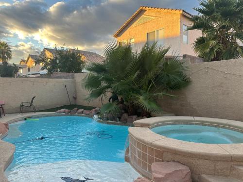 une grande piscine devant une maison dans l'établissement 3 bedrooms house with private pool free parking, à Las Vegas