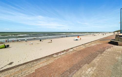ブレ・デューンにあるCozy Apartment In Bray-Dunes With Wifiの海のあるビーチにいる人々のグループ