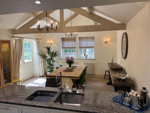 Billede fra billedgalleriet på Richmond Hill Cottages, Exclusive 6 bedroom Farm House, Markington with heated pool i Ingerthorpe