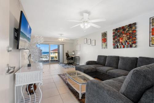 Μια τηλεόραση ή/και κέντρο ψυχαγωγίας στο Regency Towers Unit 406W