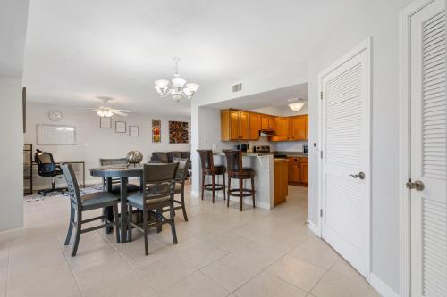 Η κουζίνα ή μικρή κουζίνα στο Regency Towers Unit 406W