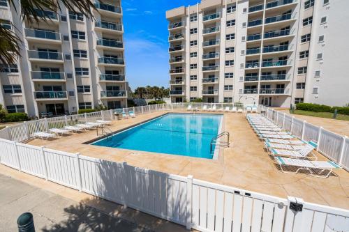Πισίνα στο ή κοντά στο Regency Towers Unit 406W
