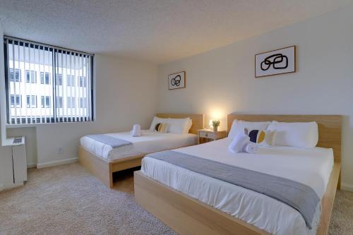 アーリントンにある2BR Apartment Near to Airport and Metro!のベッドが2つと窓があるホテルの部屋