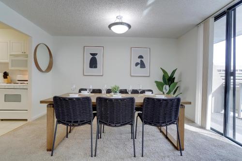 アーリントンにある2BR Apartment Near to Airport and Metro!のダイニングルーム(テーブル、椅子付)