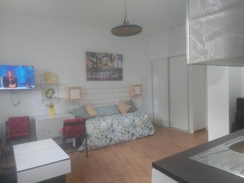 una sala de estar con un sofá y una mesa en Edsan, en Madrid