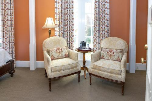 two chairs and a lamp in a bedroom at Eliza Thompson House, Historic Inns of Savannah Collection in Savannah