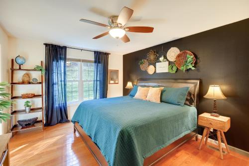 Katil atau katil-katil dalam bilik di Virginia Escape with Patio and Fire Pit, Near Hiking!