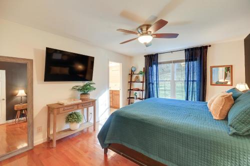 Katil atau katil-katil dalam bilik di Virginia Escape with Patio and Fire Pit, Near Hiking!