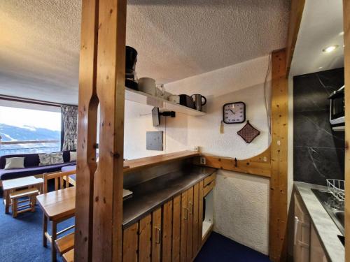 Il comprend une cuisine et une salle à manger offrant une vue sur les montagnes. dans l'établissement Résidence Nova - Appartement 2 pièces 6 personnes proche des pistes, des commerces, de la garderie et de l'ESF au centre de la station d’Arc 1800 MAE-2178, à Arc 1800