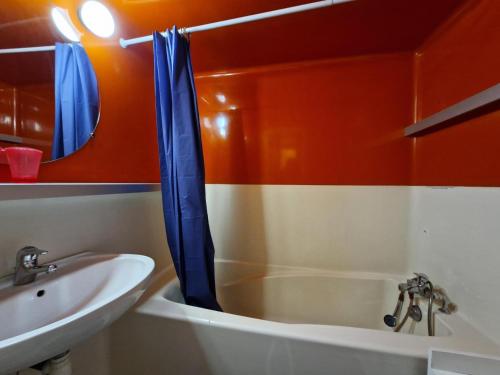 une salle de bain avec une baignoire et un lavabo dans l'établissement Résidence Nova - Appartement 2 pièces 6 personnes proche des pistes, des commerces, de la garderie et de l'ESF au centre de la station d’Arc 1800 MAE-2178, à Arc 1800