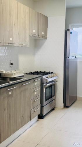 Una cocina o cocineta en Alquiler de Apartamento en Playa Bla nca Río Hato Frente al Mar