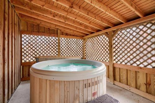 a hot tub in a wooden building with a wooden ceiling at Navajo in Logan