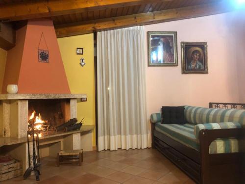 Una sala de estar con un sofá y una chimenea. en B&B LA ROSA, en Salerno