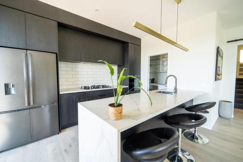 Una cocina o cocineta en Omokoroa Beach Family Home
