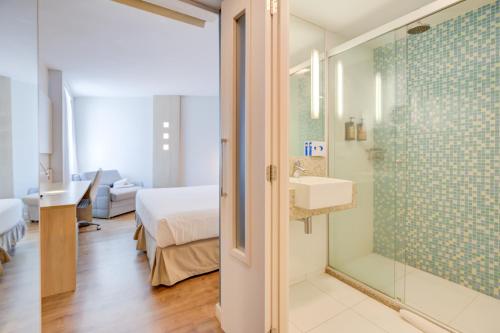 Habitación con baño con ducha y lavabo. en Mercure Rio de Janeiro Barra da Tijuca, en Río de Janeiro