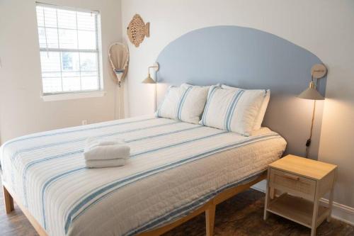 - un lit avec 2 serviettes dans une chambre dans l'établissement Beach Haven Tybee - Main, à Tybee Island