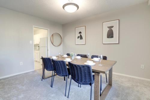 a dining room with a table and chairs at Spacious Apartment Perfect to Leisure and Business in Arlington
