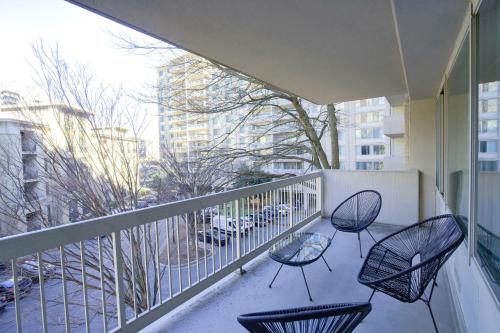 a balcony with three chairs and a glass table at Spacious Apartment Perfect to Leisure and Business in Arlington