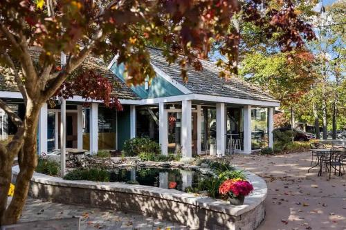 Κήπος έξω από το Top Floor Luxury, Sauna, Private Pool, Lake Bellaire Beach, 5 beds, 4 full bath