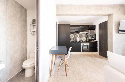 ein Bad mit einem Tisch und einem WC in einem Zimmer in der Unterkunft CH604 1-1BR 1 BTH Deluxe in Mexiko-Stadt