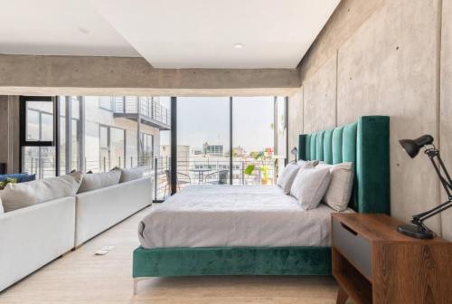 ein Schlafzimmer mit einem großen Bett und einem großen Fenster in der Unterkunft CH604 1-1BR 1 BTH Deluxe in Mexiko-Stadt